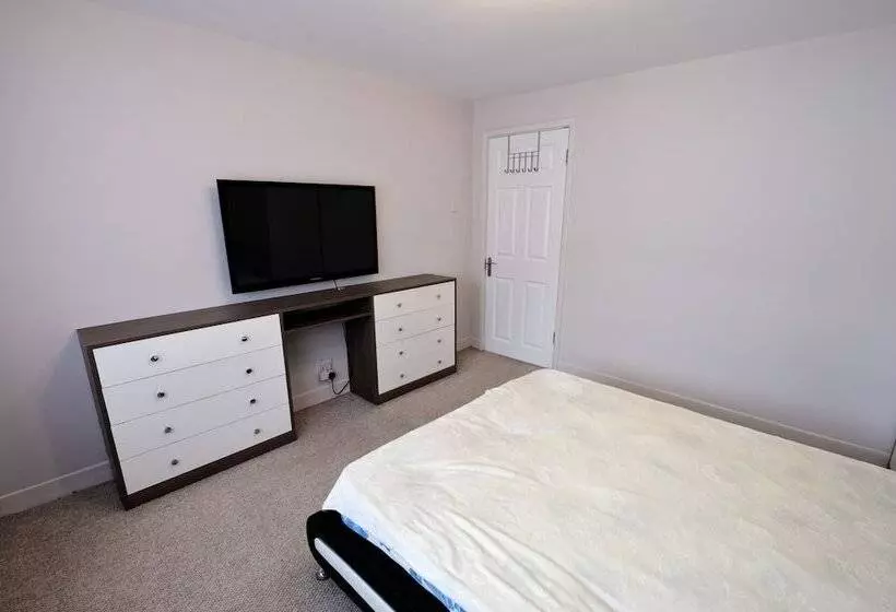 Immaculate 2 Bed Apartment In Isleworth By River