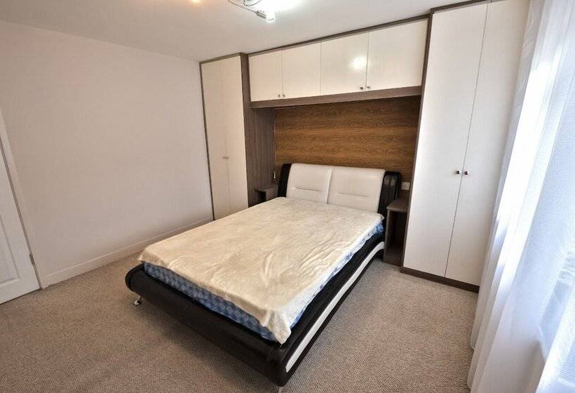 Immaculate 2 Bed Apartment In Isleworth By River