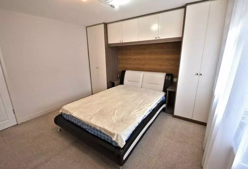 Immaculate 2 Bed Apartment In Isleworth By River