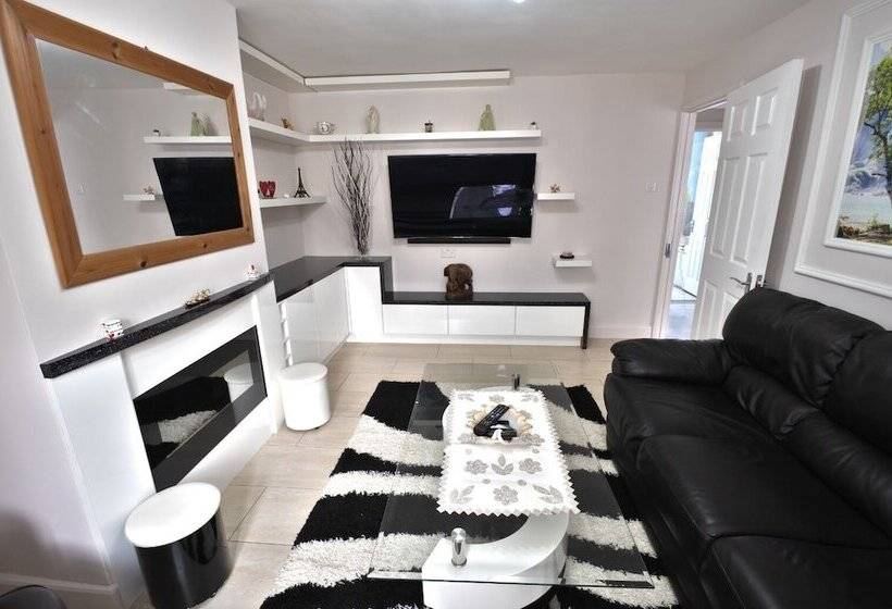 Immaculate 2 Bed Apartment In Isleworth By River