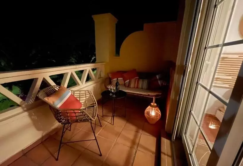 A Charming 6 Person Apartment, Golf, Surfing, Free Tennis Courts And Bicycles