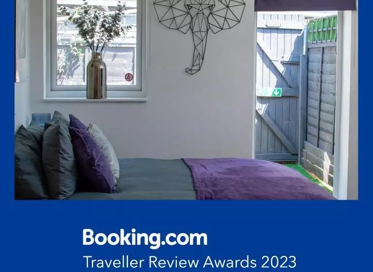 121 Studio   Central Studio Apartment, Terrace & Full Kitchen   Airport & Train Shuttle