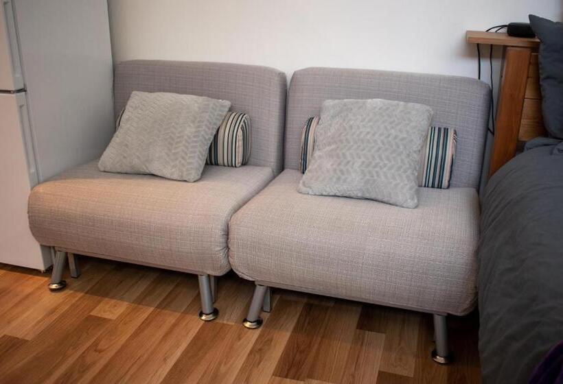 121 Studio   Central Studio Apartment, Terrace & Full Kitchen   Airport & Train Shuttle