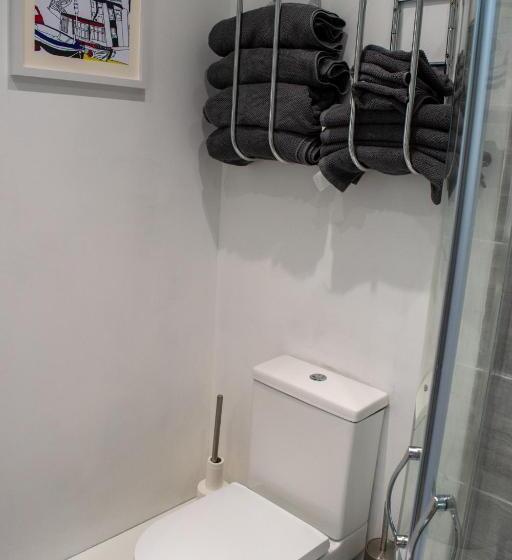 121 Studio   Central Studio Apartment, Terrace & Full Kitchen   Airport & Train Shuttle