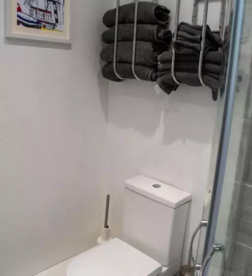 121 Studio   Central Studio Apartment, Terrace & Full Kitchen   Airport & Train Shuttle