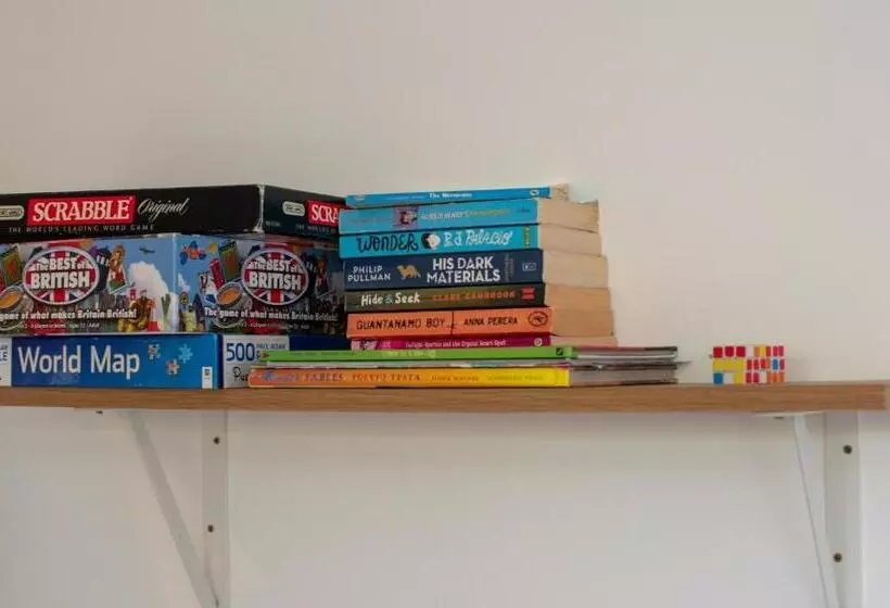 121 Studio   Central Studio Apartment, Terrace & Full Kitchen   Airport & Train Shuttle