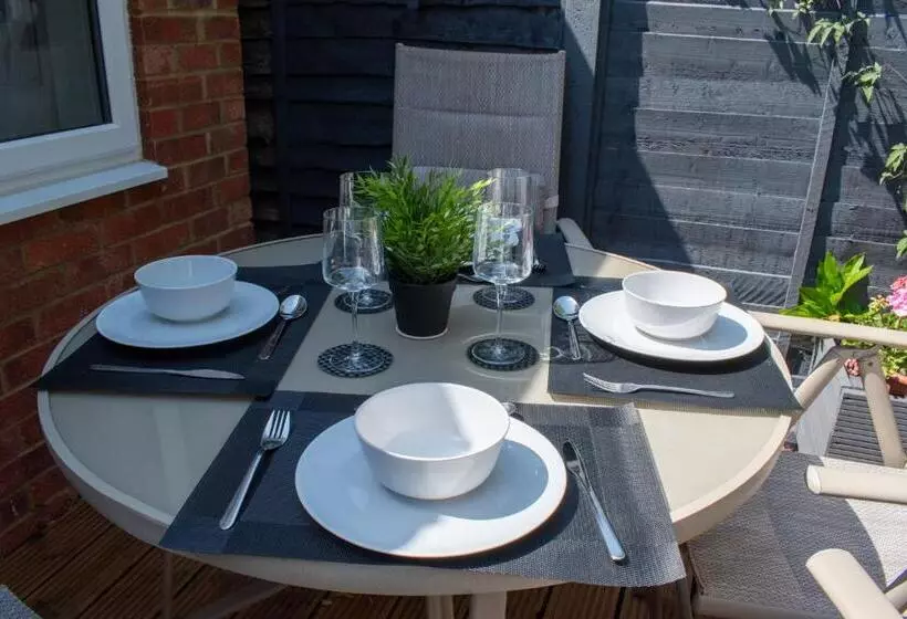 121 Studio   Central Studio Apartment, Terrace & Full Kitchen   Airport & Train Shuttle