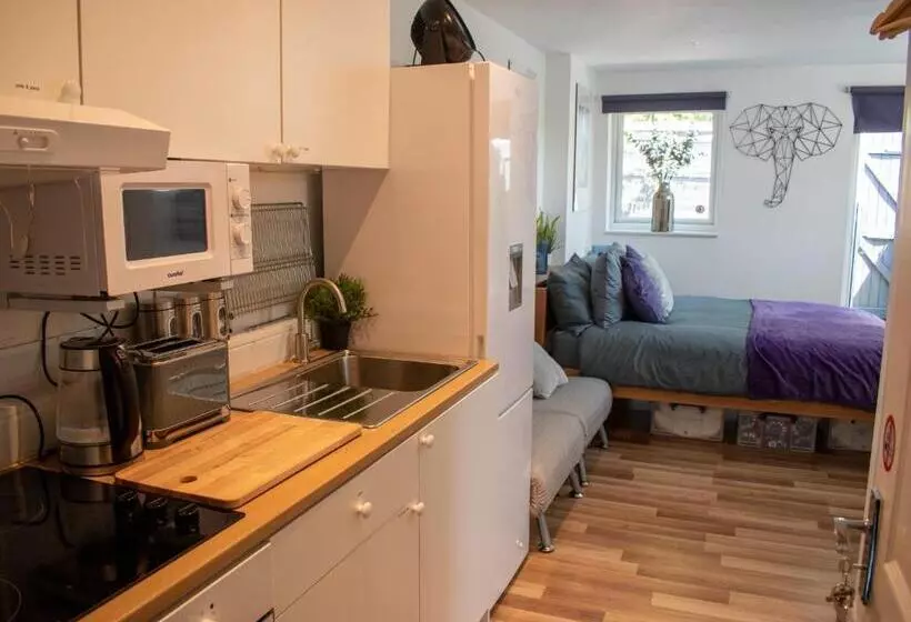 121 Studio   Central Studio Apartment, Terrace & Full Kitchen   Airport & Train Shuttle