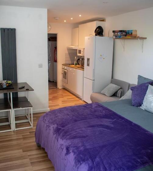 121 Studio   Central Studio Apartment, Terrace & Full Kitchen   Airport & Train Shuttle