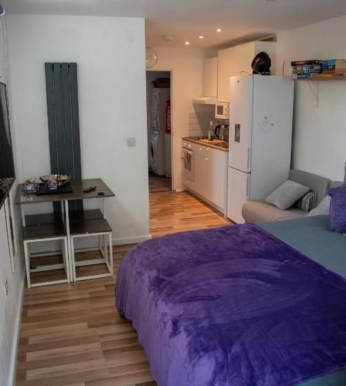 121 Studio   Central Studio Apartment, Terrace & Full Kitchen   Airport & Train Shuttle