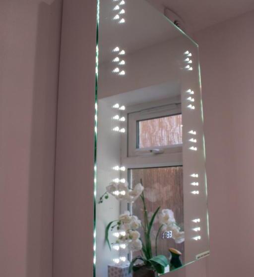 121 Studio   Central Studio Apartment, Terrace & Full Kitchen   Airport & Train Shuttle