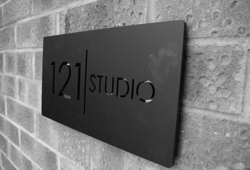 121 Studio   Central Studio Apartment, Terrace & Full Kitchen   Airport & Train Shuttle