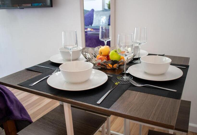 121 Studio   Central Studio Apartment, Terrace & Full Kitchen   Airport & Train Shuttle