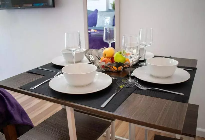 121 Studio   Central Studio Apartment, Terrace & Full Kitchen   Airport & Train Shuttle