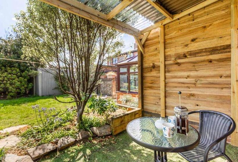 Host & Stay   Honeysuckle Cottage