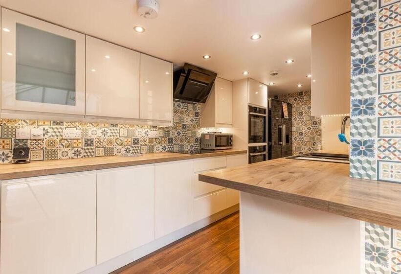 Host & Stay   Honeysuckle Cottage