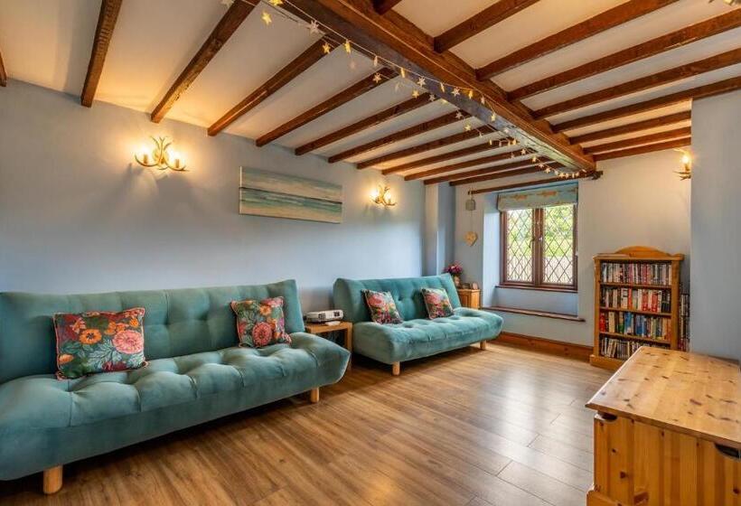 Host & Stay   Honeysuckle Cottage