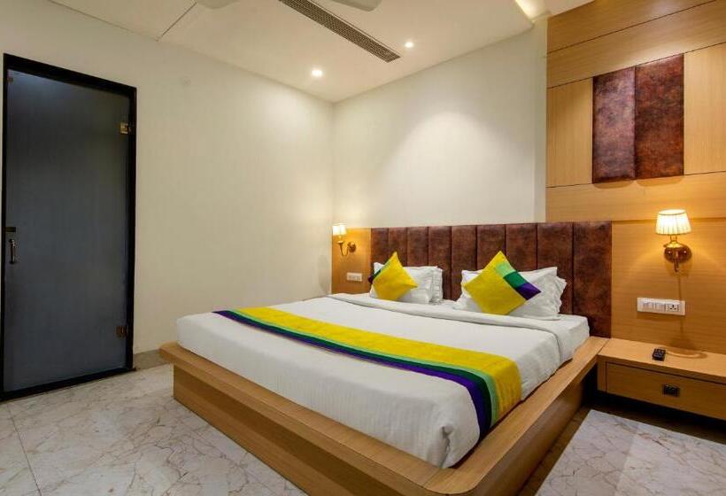 Itsy Hotels Sehdev Residency, Near Golden Temple
