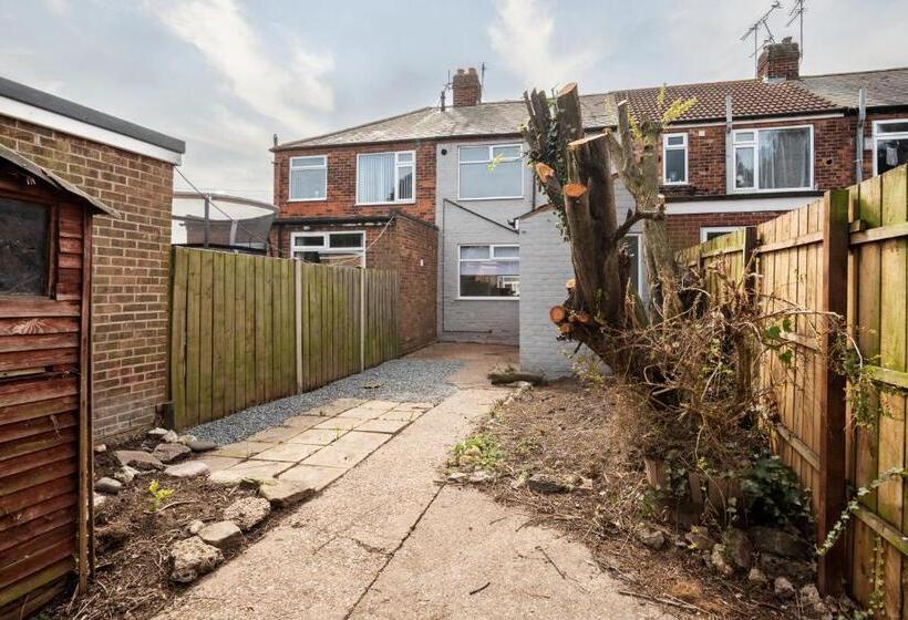 Modern & Contractors & Leisure & Driveway Parking & Garden