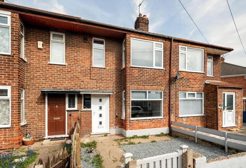 Modern & Contractors & Leisure & Driveway Parking & Garden