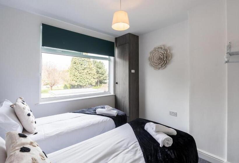 Modern & Contractors & Leisure & Driveway Parking & Garden