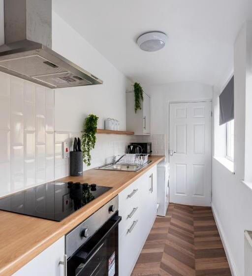 Modern & Contractors & Leisure & Driveway Parking & Garden