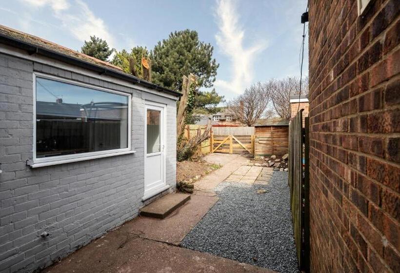 Modern & Contractors & Leisure & Driveway Parking & Garden