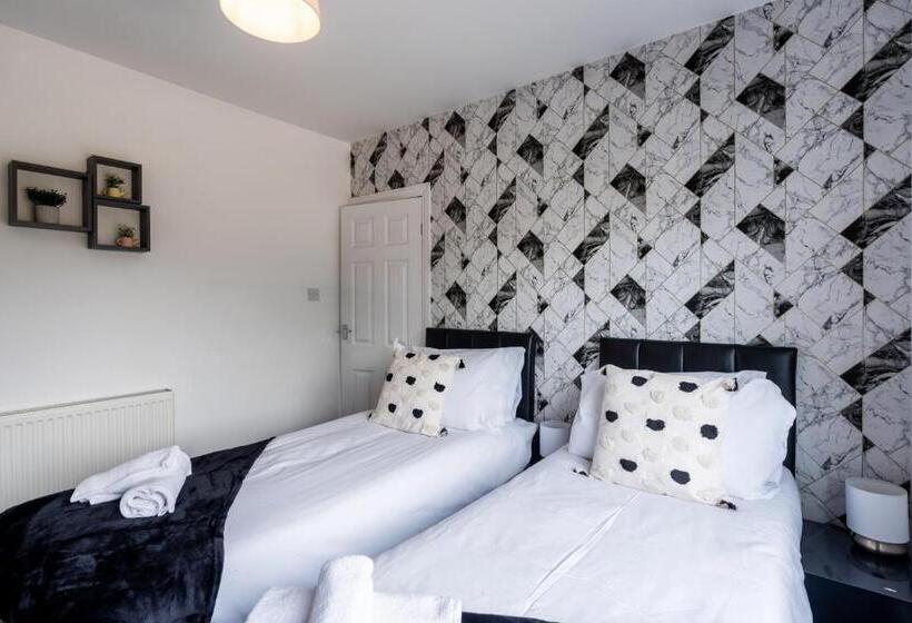 Modern & Contractors & Leisure & Driveway Parking & Garden