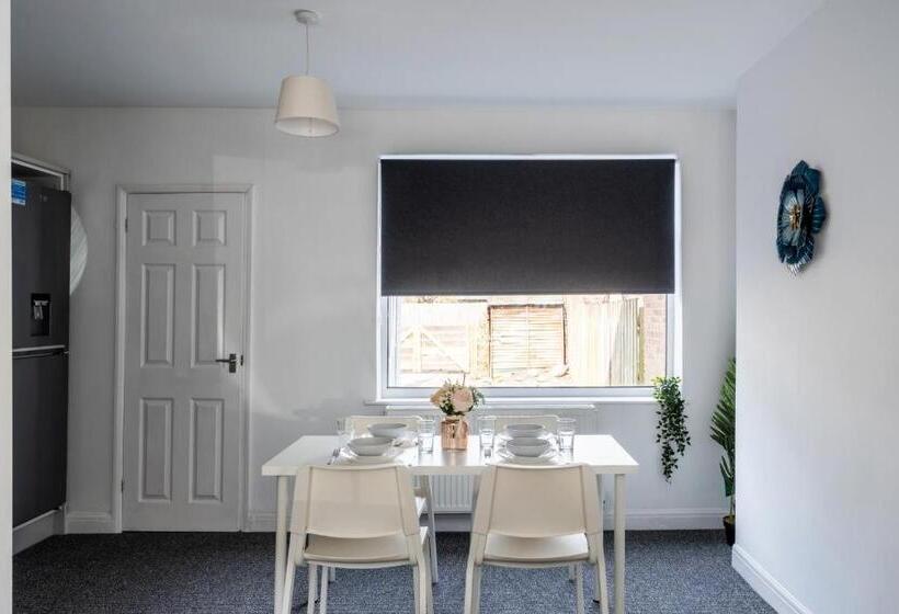 Modern & Contractors & Leisure & Driveway Parking & Garden