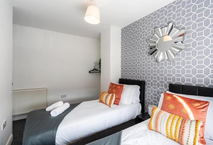 Modern & Contractors & Leisure & Driveway Parking & Garden