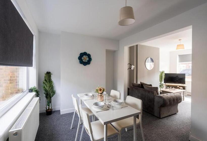 Modern & Contractors & Leisure & Driveway Parking & Garden