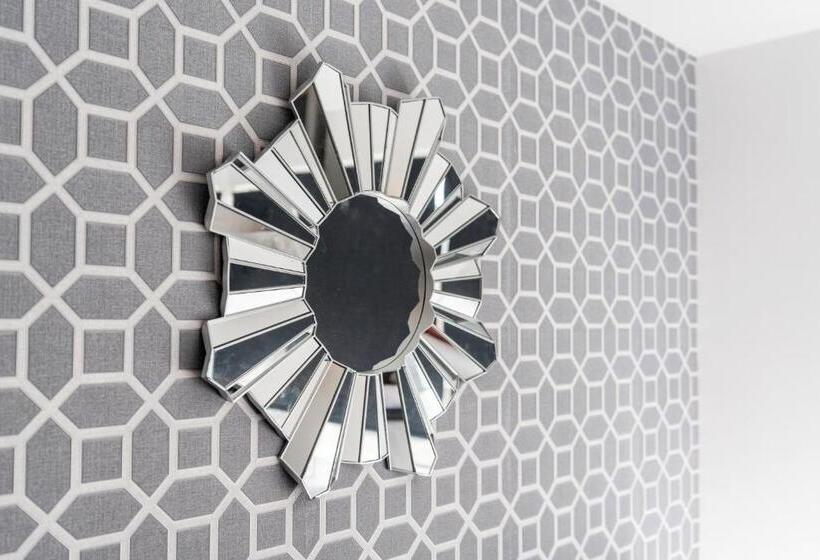 Modern & Contractors & Leisure & Driveway Parking & Garden