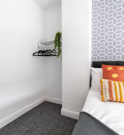 Modern & Contractors & Leisure & Driveway Parking & Garden