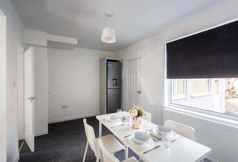 Modern & Contractors & Leisure & Driveway Parking & Garden