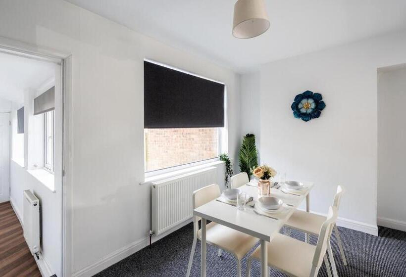 Modern & Contractors & Leisure & Driveway Parking & Garden