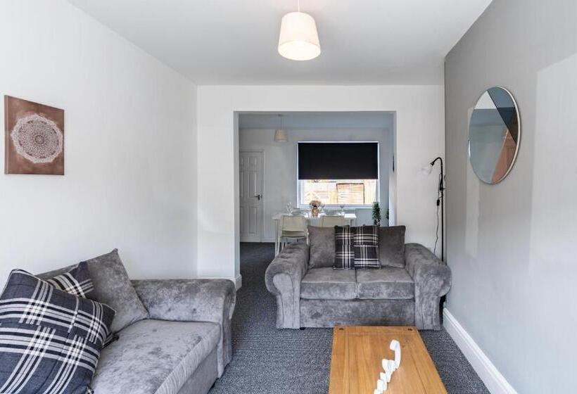 Modern & Contractors & Leisure & Driveway Parking & Garden