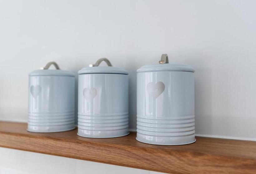 Modern & Contractors & Leisure & Driveway Parking & Garden