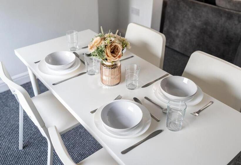 Modern & Contractors & Leisure & Driveway Parking & Garden