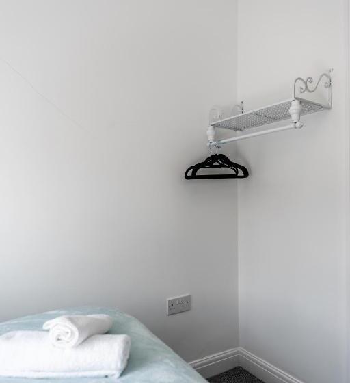 Modern & Contractors & Leisure & Driveway Parking & Garden