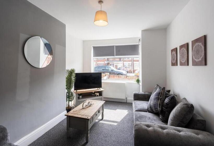 Modern & Contractors & Leisure & Driveway Parking & Garden