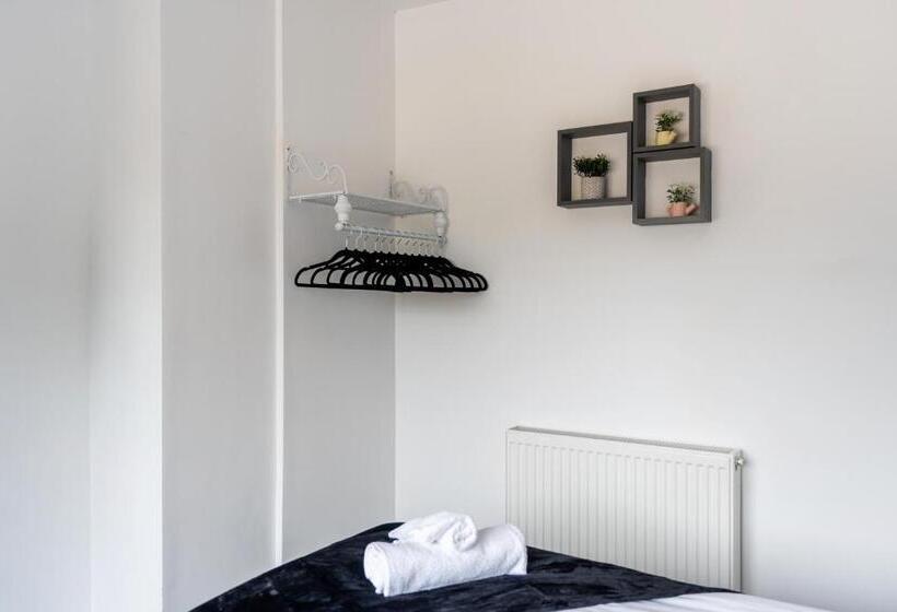 Modern & Contractors & Leisure & Driveway Parking & Garden