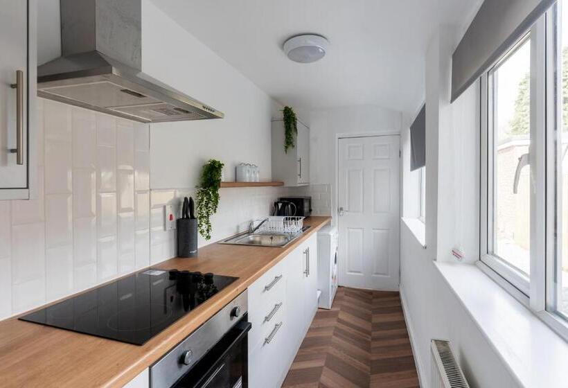 Modern & Contractors & Leisure & Driveway Parking & Garden