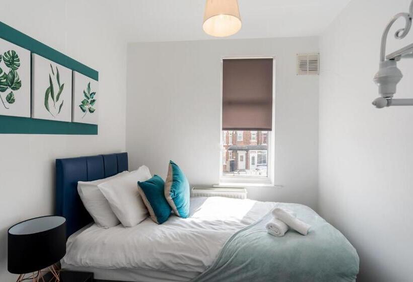 Modern & Contractors & Leisure & Driveway Parking & Garden