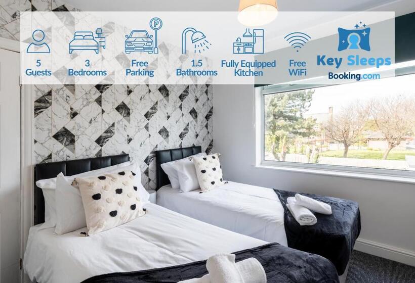 Modern & Contractors & Leisure & Driveway Parking & Garden