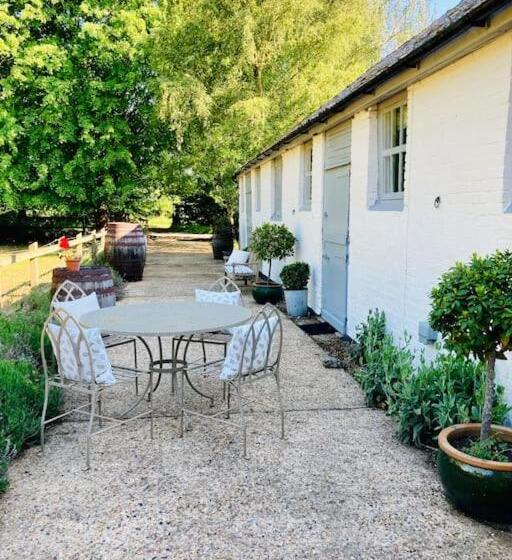 Vineyard Cottage, Hartest 2 Bed With Parking