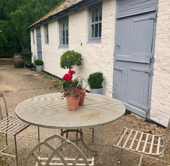 Vineyard Cottage, Hartest 2 Bed With Parking