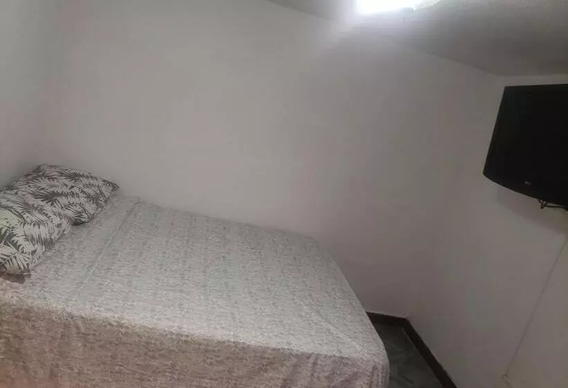 Majatalo Hostal Hollywood Inn Ii