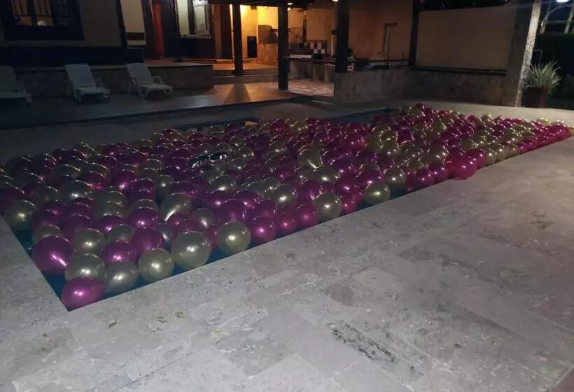 Majatalo Hostal Hollywood Inn Ii