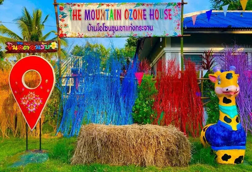 ベッドアンドブレックファースト บ้านอบอุ่น By The Mountain Ozoneบ้านโอโซนขุนเขาแก่งกระจาน