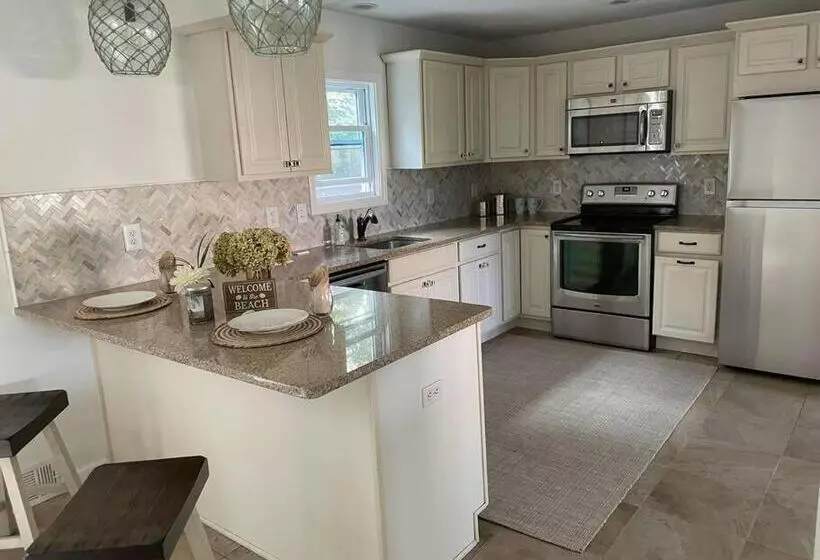 Shore Drive   2 Bedroom/2 Bath/bunk/queen Oasis